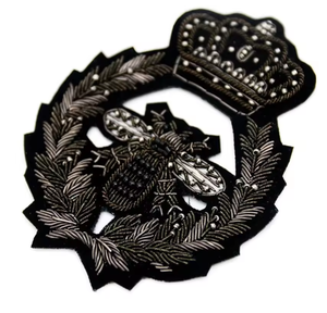 Venta al por mayor de insignias de seguridad vintage de moda hechas a mano con logotipo bordado personalizado y alambre de latón para prendas de vestir. - Product Image 2