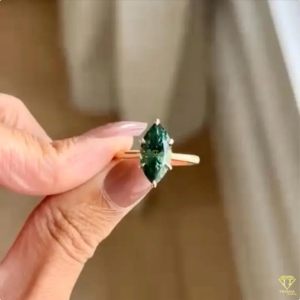 แหวนหมั้นพลอยสีเขียวทรงมาร์คีส์สุดหรูในตัวเรือนทองคำแบบมินิมอล - Product Image 1