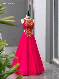 Lehenga de seda romana de diseñador con bordado Kali y estilo acampanado, y blusa estilo corsé con borde Kodi y bordado, lista para usar. Proveedor de la India. - Product Image 5