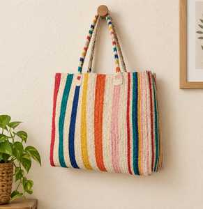 Sac fourre-tout en raphia de haute qualité de Madagascar avec poignées en cuir, coins à motif rayé, fermeture à cordon - Grandes et petites tailles, multicolore - Product Image 4