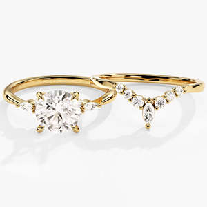 Bague de fiançailles en or jaune 14 carats avec diamant de laboratoire et alliance assortie en forme de V incurvé, ensemble de bagues de mariage pour femmes - Product Image 1