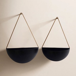 Pots de fleurs minimalistes en métal noir à suspendre au mur avec finition thermolaquée pour plantes vertes d'intérieur - Product Image 1