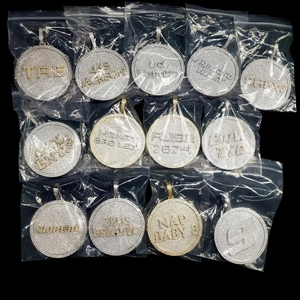 Colgante de disco grande 3D personalizado con letras de moissanita plateada, chapado en oro blanco, amarillo y rosa, joyería personalizada - Product Image 6