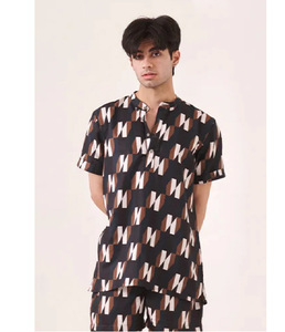 Chemise décontractée noire imprimée à manches courtes pour homme, coupe ajustée, en mélange de coton doux et respirant, idéale pour le quotidien – Vente en gros - Product Image 1