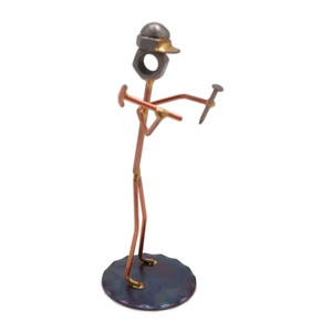 Statuette d'ouvrier du bâtiment en métal soudé fait main, sculpture de charpentier en fer recyclé tenant une marteau et une cloueuse, sculptures d'artisan. - Product Image 1
