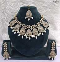 Parure de bijoux ethnique plaqué or antique avec collier ras-du-cou à pampilles en pierre AD rose et perles, boucles d'oreilles pendantes et Tikka – Collection Festive