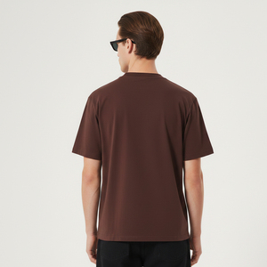 เสื้อยืดคอกลมแขนสั้นสีน้ำตาลสำหรับผู้ชาย ผ้าฝ้าย 100% ทรงโอเวอร์ไซส์ สวมใส่สบาย ระบายอากาศได้ดี มีโลโก้ด้านหน้า สีพื้น - Product Image 3