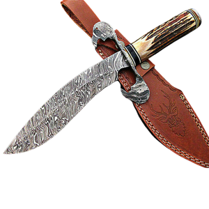 Couteau Bowie artisanal en acier Damas avec manche en corne de cerf brun naturel, lame à motifs, garde-métal et étui en cuir brun - Product Image 1