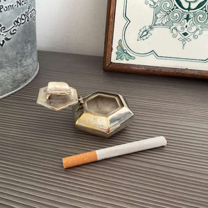 ที่เขี่ยบุหรี่พกพาแบบวินเทจ, ที่เขี่ยบุหรี่โลหะสีเงินรูปหกเหลี่ยมแบบพกพา - Product Image 1
