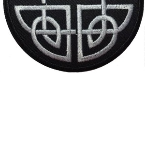 Parche Bordado Circular Ecológico con Diseño Geométrico Blanco en Fieltro No Tejido Negro, Estilo Coser - Product Image 3