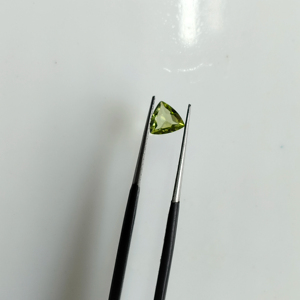 Péridot vert naturel 6 mm, taille triligne, qualité supérieure, pierre précieuse en vrac pour la fabrication de bijoux - Product Image 1