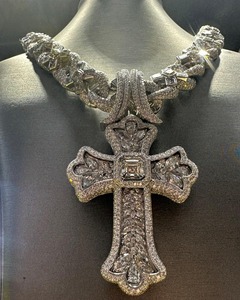 Pendentif Croix Luxe Sertie de Moissanite Or Massif 18K Taille Asscher, Breloque Chrétienne Religieuse Unisexe, Bijou Hip Hop - Product Image 1