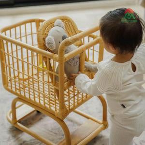 Cochecito de juguete para muñecas para niñas; tejido con ratán natural; presenta un diseño de 4 ruedas de madera; diseño rectangular estilo rústico - Product Image 3