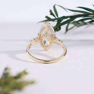 Anillo de compromiso vintage de oro amarillo con diamante ovalado cultivado en laboratorio, halo oculto, diamantes laterales y acento marquesa, solitario certificado para mujer - Product Image 4