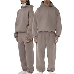 Ensemble survêtement molletonné personnalisé avec logo pour homme : sweat à capuche oversize et pantalon de jogging assorti – Style streetwear décontracté - Product Image 5