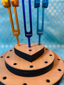 Support de diapason en bois pour la sonothérapie |   Étagère de présentation en bois naturel pour 25 fourchettes |   Guérison sonore, Reiki, Thérapie des chakras - Product Image 3