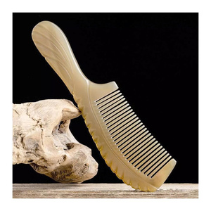 Cadeau pour elle : Peigne en corne naturelle de buffle, fait main, avec manche en plumes, Boutique Vietnam 99 GD – Idéal pour anniversaire ou fête des Mères - Product Image 4