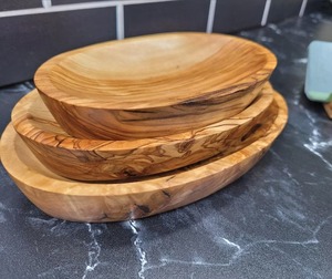 Tazón de madera natural hecho a mano, perfecto para ensaladas, refrigerios, frutas o como decoración, agregando un toque rústico. - Product Image 1