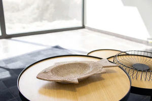 Bandeja de ratán natural hecha a mano con forma de pez, plato de mimbre tejido con detalles únicos de aletas para decoración de mesa costera - Product Image 3