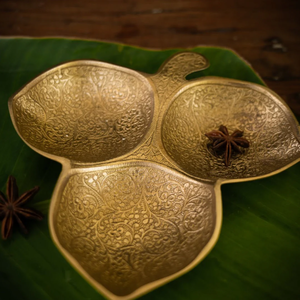 Ensemble d'ustensiles de cuisine traditionnels indiens en aluminium faits à la main |   Services de vaisselle décoratifs gravés, résistants au four et au lave-vaisselle - Product Image 4