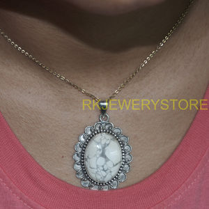 Colgante de Howlite Natural con Plata de Ley 925, Cabujón Ovalado Hecho a Mano, Joyería Boho Vintage Floral, Regalo para Mujer, Unisex - Product Image 2