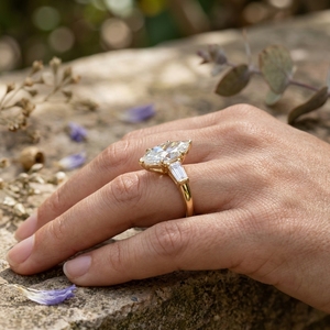 Bague de fiançailles en moissanite taille marquise pour femme, or 14 carats, solitaire, pierres latérales baguette, luxe moderne minimaliste, IGI - Product Image 6