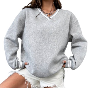 เสื้อสเวตเชิ้ตแขนยาวคอวีสีเทาแต่งลายทางแบบดรอปโชว์เดอร์สำหรับผู้หญิง ผลิตตามแบบ OEM เหมาะสำหรับชุดฤดูใบไม้ร่วง - Product Image 1