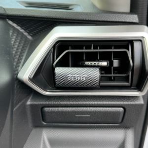 Diffuseur d'air rechargeable pour voiture CLIPIA - Pomme verte fraîche Q-71 (Motif en fibre de carbone à carreaux argentés et noirs) - Product Image 3