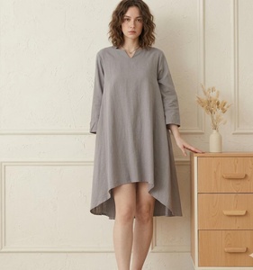 Vestido de Lino con Cuello en V, Corte en A, Dobladillo Asimétrico, Manga Tres Cuartos, Mini Vestido Casual, Ajuste Holgado, Color Gris Sólido, Tejido Transpirable - Product Image 2