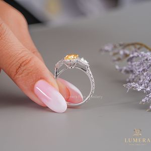 แหวนหมั้นเพชรทรงรีสีเหลืองแฟนซี LUMERA ประดับด้วยเพชรทรงทริลเลียนรอบวงสองชั้น ทองคำขาว สไตล์คลาสสิกสำหรับผู้หญิง - Product Image 5