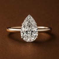 Anillos de Boda Unisex SHREERAJ SOLITAIRE de Oro Amarillo de 14K con Engaste de Barra Estilo Religioso, Moissanita de Corte Pera de 1ct Certificada por IGI