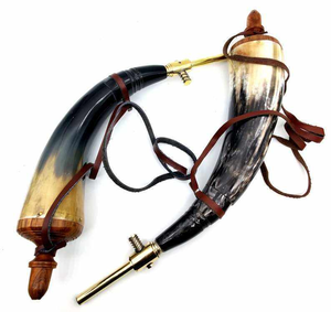 Flacon en corne de buffle naturelle avec sangle en cuir, accessoire de chasse vintage, objet de collection, décoration artisanale - Product Image 2