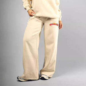 Pantalones de chándal de forro polar para mujer, color crema, de pierna ancha, cintura elástica, ajuste holgado, largo completo, casual, con logo bordado en la pierna derecha, al por mayor - Product Image 1