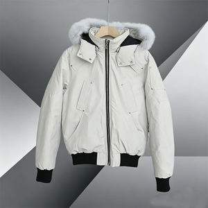 Chaqueta Bomber Negra con Capucha para Hombre, con Cuello de Piel, Cierre de Cremallera y Remaches, para Invierno - Product Image 2