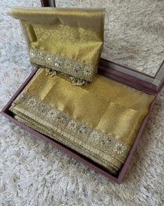 Sari de Tela Banarasi Tejida con Diseño KV (Dorado) - Product Image 3