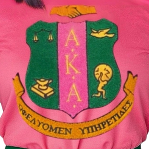 เสื้อยืด AKA Shield Chenille ปักลายตราสัญลักษณ์กรีก ผ้าฝ้ายพรีเมียม เสื้อผ้าลำลองสำหรับชมรม - Product Image 6