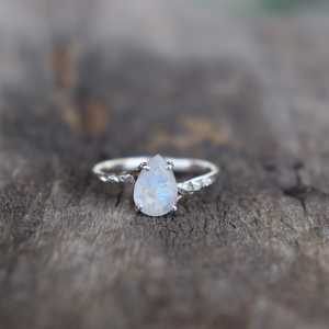 Anillo de Piedra Lunar en Forma de Pera Inspirado en la Naturaleza, Piedra Lunar Arcoíris, Plata, Regalo de San Valentín, Joyería Elegante - Product Image 1