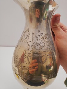 Pichet en argent gravé vintage avec motif floral, élégant ustensile de service adapté à la salle à manger et à la décoration intérieure, provenant d'Inde. - Product Image 3