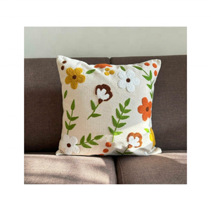 Coussin artisanal 20x20 pouces 100% coton brodé de fleurs, teint avec des pigments naturels pour la vente en gros et l'OEM ODM, expédition rapide - Product Image 1