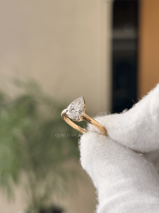 Anillo solitario de diamante clásico cultivado en laboratorio de 2.644 CT, oro de 18 quilates premium, con tres puntas y filigrana en el hombro, para mujer, talla US 6. - Product Image 3