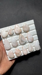 พลอยสโคเลไซต์สีชมพูธรรมชาติทรงคาโบชอง ขัดเงา ขายส่งจากผู้ผลิตและผู้จัดจำหน่ายเครื่องประดับพลอยสโคเลไซต์สีชมพู - Product Image 4