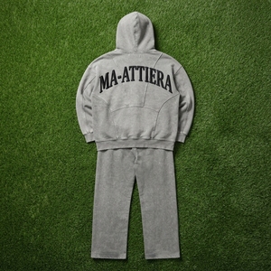 Conjunto Deportivo Personalizado para Hombre, Sudadera con Cierre y Capucha en Gris Lavado, Pantalones Deportivos de Pierna Ancha con Paneles en Contraste, Estilo Urbano - Product Image 5