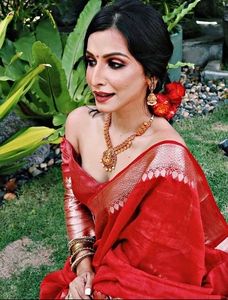 KV <b>Red</b> Woven Designer Banarasi Silk Kanjivaram <b>Saree</b> With Unstitched - Product Image 4