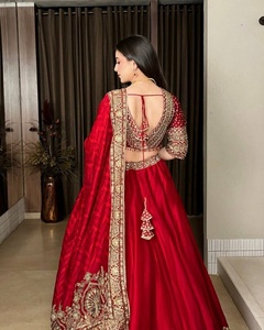 Lehenga Choli Rouge Brodé pour Femme, Tenue de Mariée Traditionnelle Indienne, Robe de Mariage Longue Coupe Classique - Product Image 2