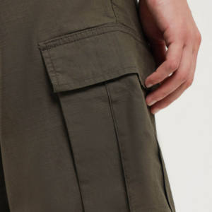 กางเกงขาสั้นคาร์โก้ชายเอวยางยืดใส่สบาย ผ้าแคนวาส ระบายอากาศดี สไตล์ไฮสตรีท สีพื้น สำหรับทำงานหรือใส่ลำลอง เหมาะสำหรับเด็กผู้ชาย - Product Image 2