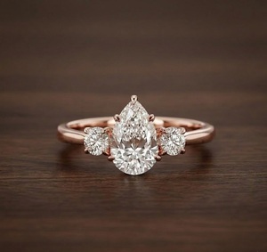 Anillo de Oro Amarillo de 18K con Tres Piedras, Anillo de Lujo, Joyería, Diamante Cultivado en Laboratorio de 1.18CT, Color E, Claridad VS1, Anillo de Compromiso - Product Image 1