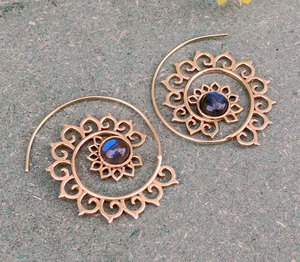Boucles d'oreilles créoles spirales en labradorite dorée faites à la main - Bijoux statement bohèmes tribaux célestes en gros - Product Image 4