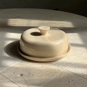 Elegante Mantequillera con Tapa de Perilla Lisa, Plato Redondo para Servir, Acabado Esmaltado Duradero, Almacenamiento de Mantequilla Moderno para la Encimera de la Cocina - Product Image 2