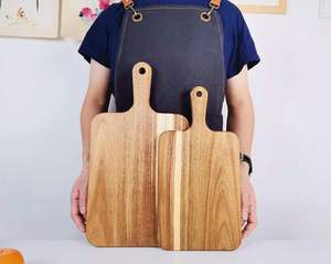 Tabla de cortar hecha a mano de madera de olivo con asa, tabla de servir y cortar con veta natural, tabla de quesos ecológica para cocina - Product Image 1