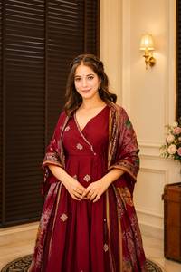 ชุดเดรส Anarkali ดีไซน์เนอร์ระดับพรีเมียมสำหรับผู้หญิง พร้อมกางเกง Palazzo และผ้าคลุมไหล่ ประดับด้วยงานปัก เหมาะสำหรับงานปาร์ตี้และงานแต่งงาน  สำหรับส่งออกจำนวนมากจากอินเดีย - Product Image 2